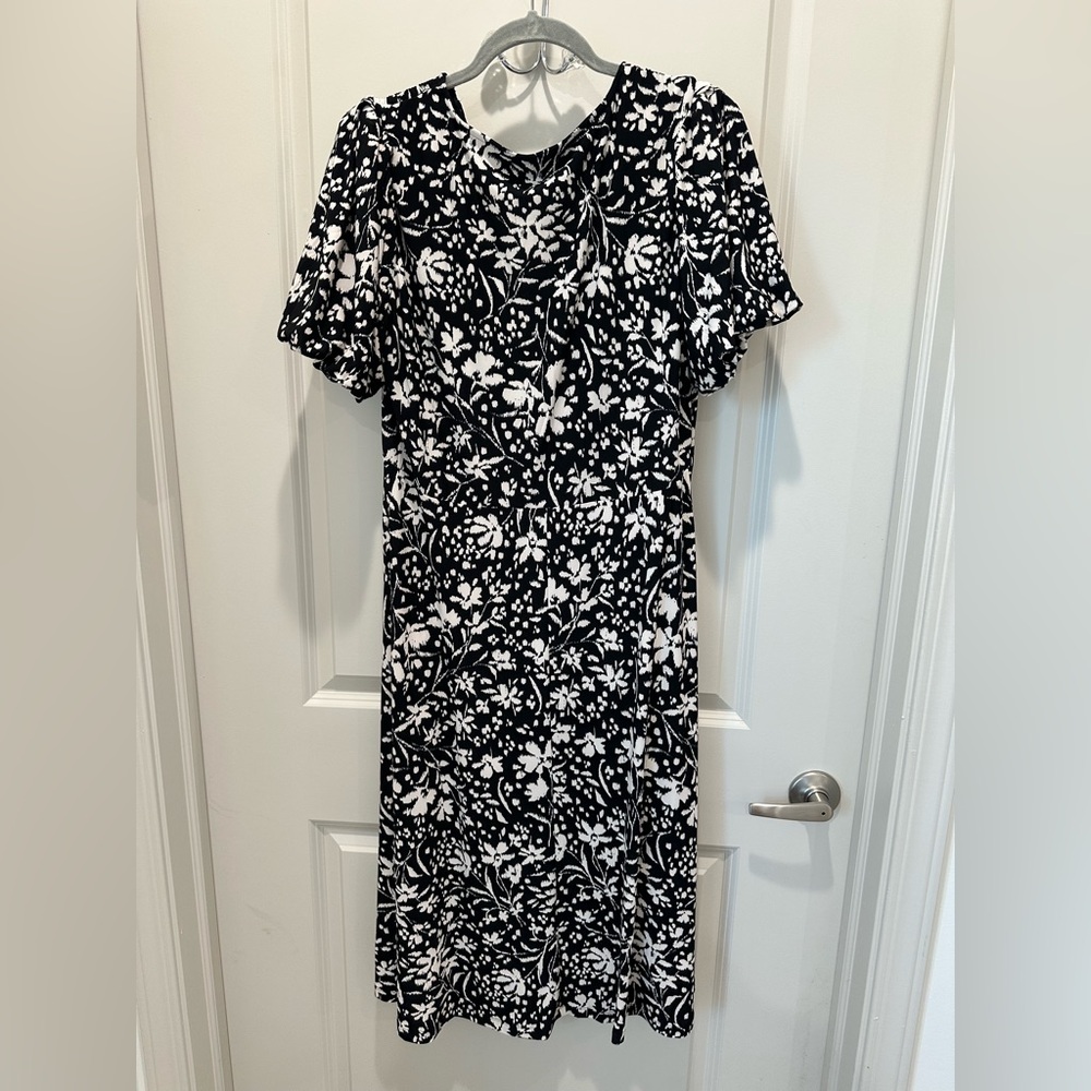 NWT Tommy Hilfiger, black and white floral dress with short sleeves size 12 🖤🤍 - Picture 6 of 8